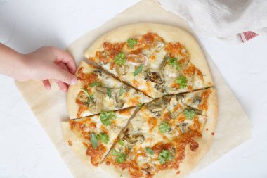 Çocuğu almak parça pizza ile articholke, üstten görünüm