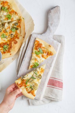 Çocuğu almak parça pizza ile articholke, üstten görünüm