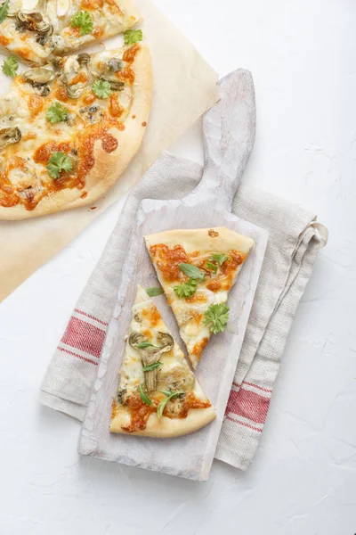 Enginar pizza whie kesme tahtası, beyaz arka plan üzerinde