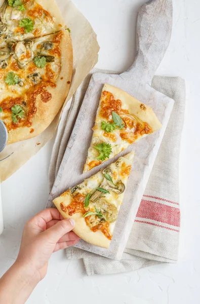 Çocuğu almak parça pizza ile articholke, üstten görünüm