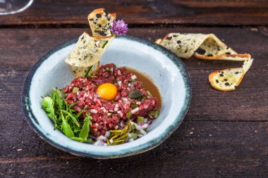 Lezzetli biftek tartare sarısı, kapari, yeşil soğan ve ekmek