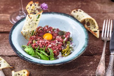 Steak tartare çiğ Bıldırcın yumurta sarısı ve diğer tartare madde ile görev yaptı. Et yemek.