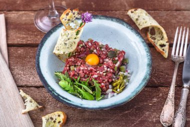 Steak tartare çiğ Bıldırcın yumurta sarısı ve diğer tartare madde ile görev yaptı. Et yemek.