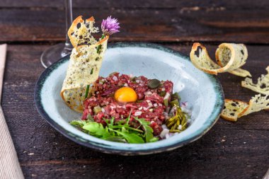 Lezzetli biftek tartare sarısı, kapari, yeşil soğan ve ekmek
