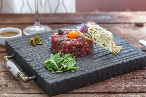 Filete tartar servido con alcaparras, pepinos en escabeche y cebolla picada . — Foto de Stock