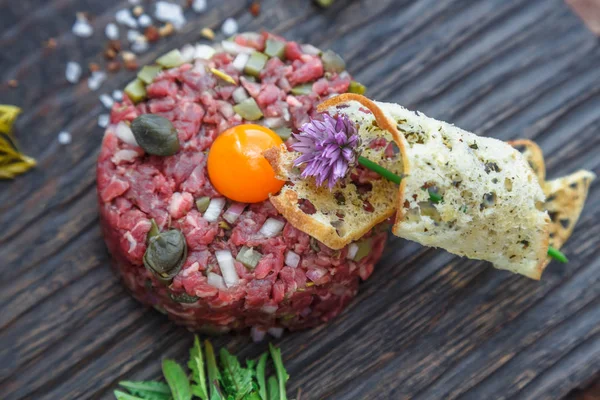 Vista cercana de tartar de ternera y yema de huevo de codorniz — Foto de Stock