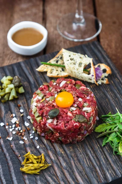 Vista cercana de tartar de ternera y yema de huevo de codorniz — Foto de Stock