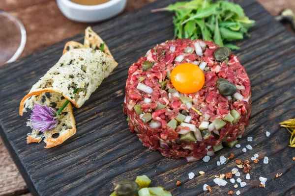 Vue rapprochée du tartare de boeuf et du jaune d'oeuf de caille — Photo