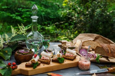 Ekmek soğan halkaları, at turp ve biber ile domuz yağı