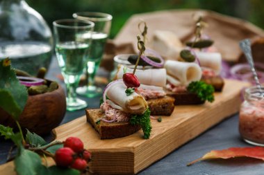 Ekmek soğan halkaları, at turp ve biber ile domuz yağı