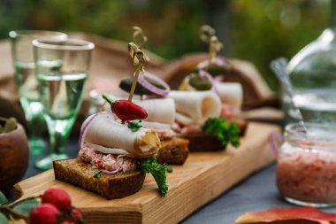 Smal meze çavdar brea ve domuz yağı ile