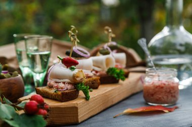 Smal meze çavdar brea ve domuz yağı ile