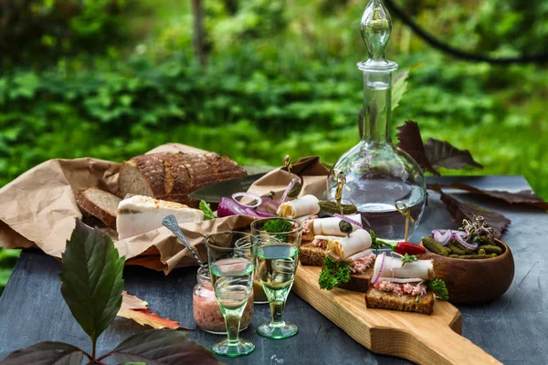 Domuz yağı, ekmek, meze ve votka bir tablo