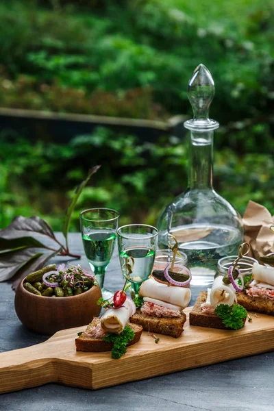 Ekmek soğan halkaları, at turp ve biber ile domuz yağı