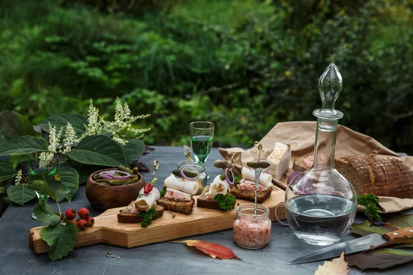 Ekmek soğan halkaları, at turp ve biber ile domuz yağı