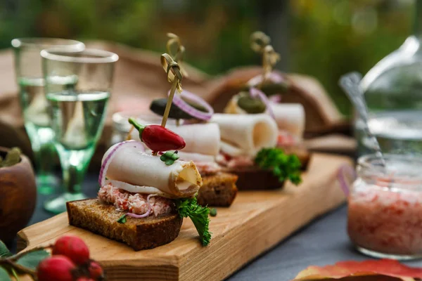 Smal meze çavdar brea ve domuz yağı ile