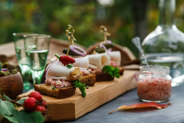 Smal meze çavdar brea ve domuz yağı ile