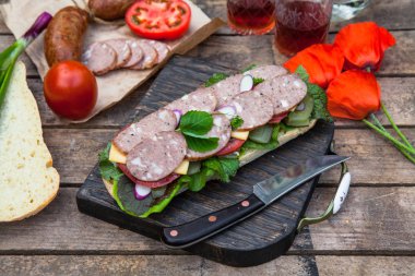 Sandviç sosis dilimleri, domates ve marul, üstten görünüm