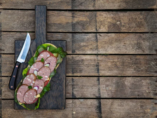 Sandwich mit Wurstscheiben, Tomaten und Salat, von oben — Stockfoto