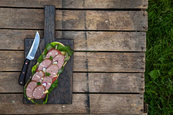 Sandwich mit Wurstscheiben, Tomaten und Salat, von oben — Stockfoto