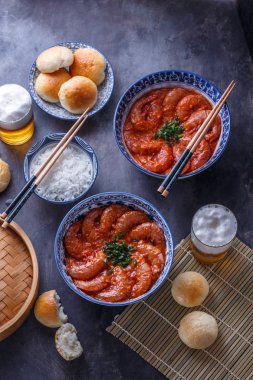 Mantou, Asya mutfağı ile baharatlı biber karides ile iki kase