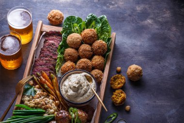 Falafel, babaghanoush ve pastırma ahşap kutusunda, boşaltmak görünümü Kapat.