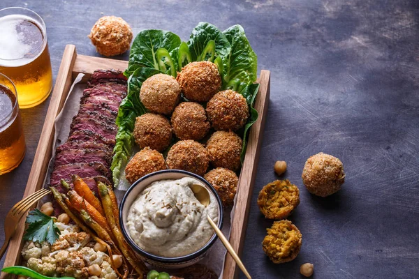 Falafel, babaghanoush ve pastırma ahşap kutusunda, boşaltmak görünümü Kapat