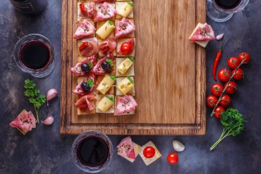 Kurulu jamon, jambon ve peynir, boşaltmak ile pinxtos ya da tapas dolu