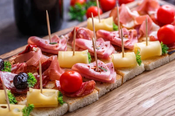 Muchos pintxo o, tapas, canapés españoles fiesta finger food — Foto de Stock