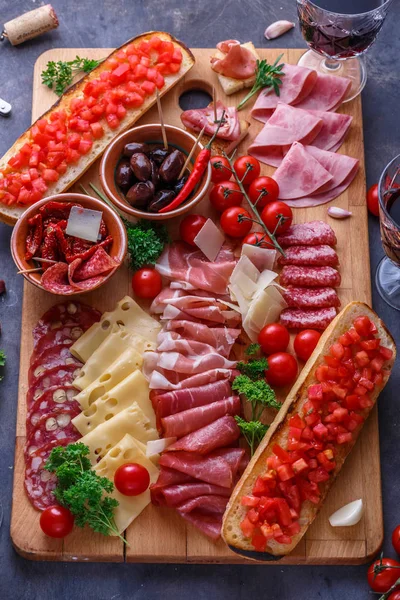 Доска из мяса, сыра и хлеба с вином — стоковое фото