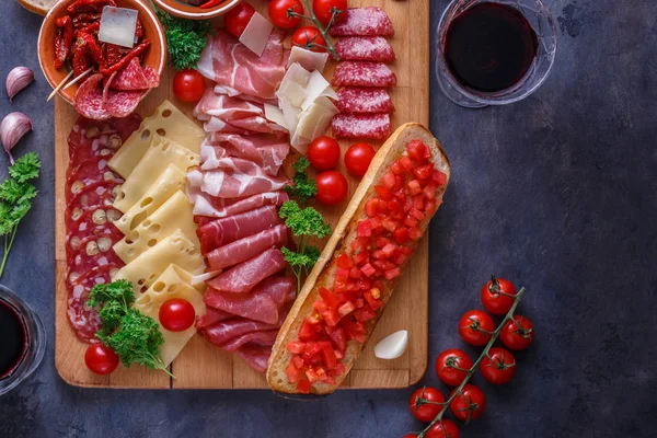 Доска из мяса, сыра и хлеба с вином, копирайт — стоковое фото