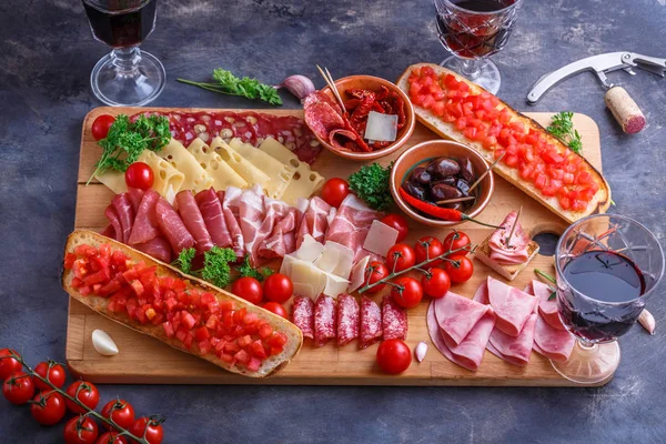 Schneidebrett mit verschiedenen Wurstsorten, Käse, Brot und Wein — Stockfoto