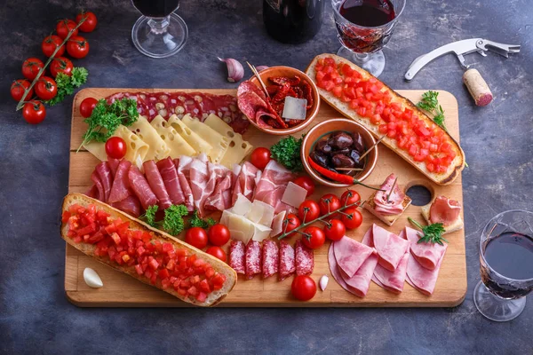 Режущая доска из Ассорти Мясо, Сыр, хлеб и вино — стоковое фото