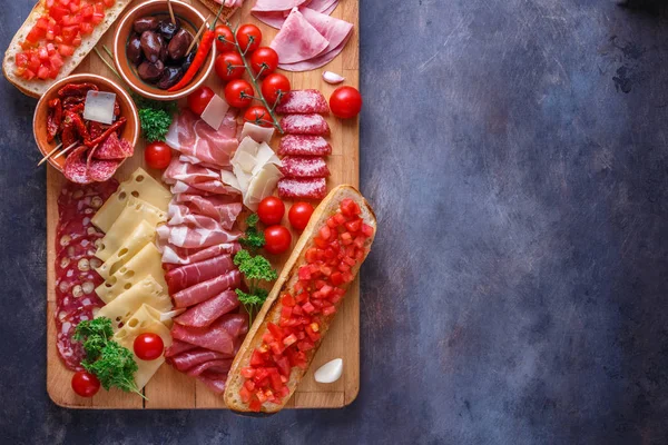 Set Antipasti Tavola Legno Salame Prosciutto Han Formaggio Pane Copia — Foto Stock