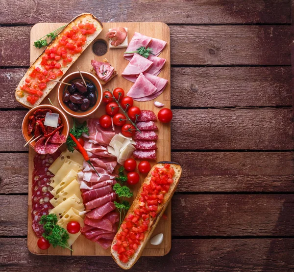 Fleisch- und Käsevorspeise-Set für Rotwein auf rustikalem Hintergrund, Flatlay, Kopierraum. — Stockfoto