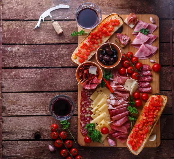 Fleisch- und Käsevorspeise-Set für Rotwein auf rustikalem Hintergrund, Flatlay, Kopierraum. — Stockfoto