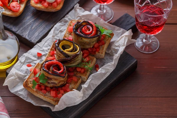 Bruschetta con tomate, albahaca y queso mozzarella sobre tabla de madera. Aperitivo o merienda tradicional italiana, antipasto — Foto de Stock