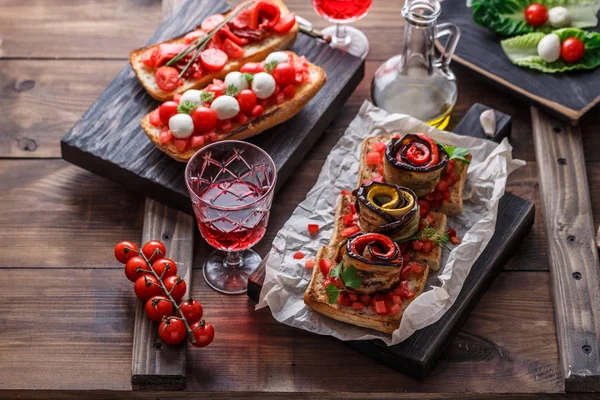Брускетта с помидорами, базиликом и сыром моцарелла на деревянной доске. Традиционная итальянская закуска или закуска, антипасто — стоковое фото