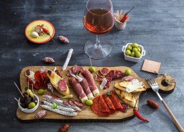 Tipik İspanyol tapas kavramı. dahil çeşitli dilimleri jamon, chorizo, salam, zeytin, kase biber. Boşaltmak.
