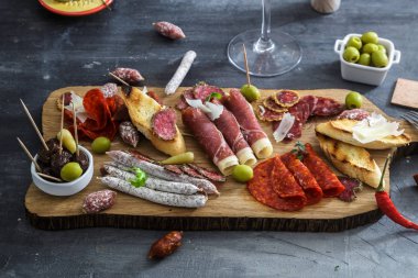 Tipik İspanyol tapas kavramı. dahil çeşitli dilimleri jamon, chorizo, salam, zeytin, kase biber. Boşaltmak.