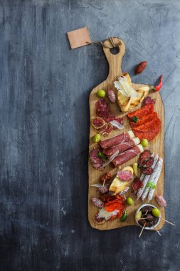 Tipik İspanyol tapas kavramı. dahil çeşitli dilimleri jamon, chorizo, salam, zeytin, kase biber. Boşaltmak.