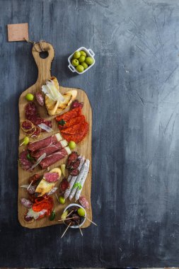 Tipik İspanyol tapas kavramı. dahil çeşitli dilimleri jamon, chorizo, salam, zeytin, kase biber. Boşaltmak.