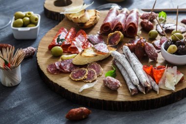Tipik İspanyol tapas kavramı. dahil çeşitli dilimleri jamon, chorizo, salam, zeytin, kase biber. Boşaltmak
