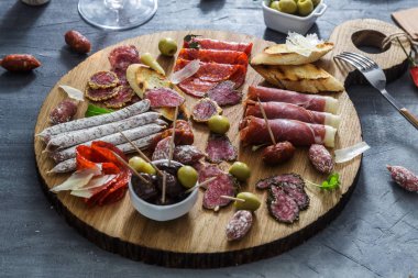 Tipik İspanyol tapas kavramı. dahil çeşitli dilimleri jamon, chorizo, salam, zeytin, kase biber. Boşaltmak.