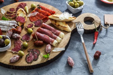Tipik İspanyol tapas kavramı. dahil çeşitli dilimleri jamon, chorizo, salam, zeytin, kase biber. Boşaltmak.