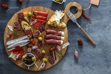 Tipik İspanyol tapas kavramı. dahil çeşitli dilimleri jamon, chorizo, salam, zeytin, kase biber. Boşaltmak.