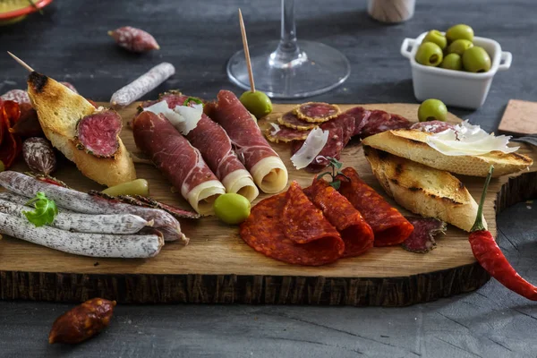 Typisch spanische Tapas-Konzept. Dazu gehören verschiedene Scheiben Marmelade, Chorizo, Salami, Schüsseln mit Oliven, Paprika. Kopierraum. — Stockfoto