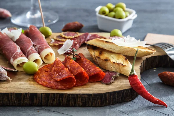 Tipik İspanyol tapas kavramı. dahil çeşitli dilimleri jamon, chorizo, salam, zeytin, kase biber. Boşaltmak.