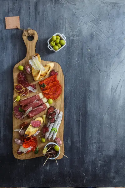 Tipik İspanyol tapas kavramı. dahil çeşitli dilimleri jamon, chorizo, salam, zeytin, kase biber. Boşaltmak.