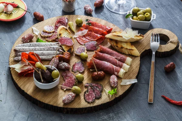 Tipik İspanyol tapas kavramı. dahil çeşitli dilimleri jamon, chorizo, salam, zeytin, kase biber. Boşaltmak.